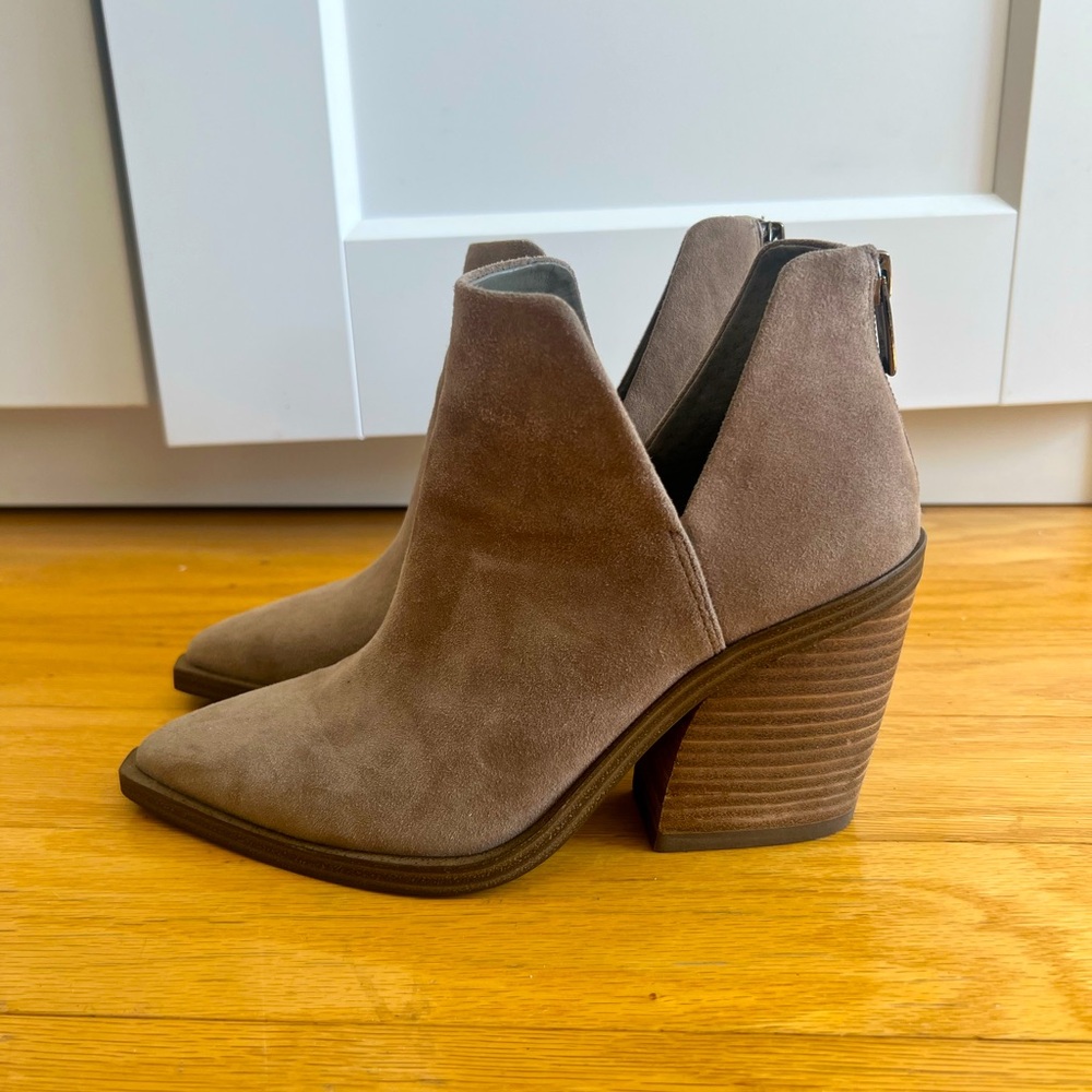 Vince Camuto Gidgeta Bootie - Grey Suede - Size 5